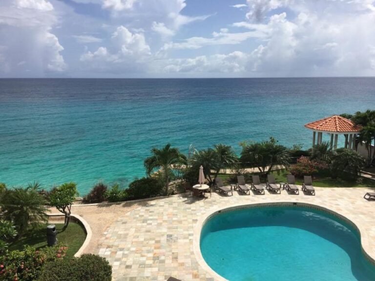 REDUCED!  Rainbow Beach Club W35